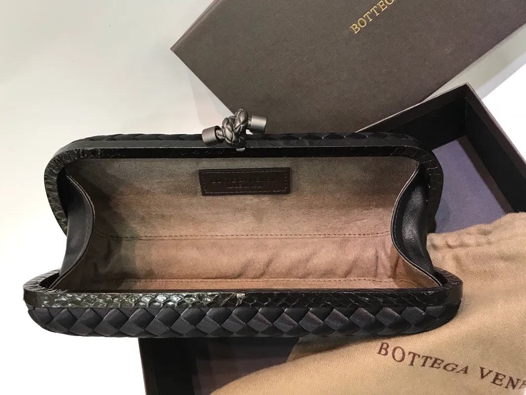 Classic evening bag~~~Japanese imported ribbon➕water snake leather edging material is dense and slippery, not easy to fluff. Size: 24.5cm*10.5cm*6cm 8651L350